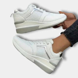 Kiiltävillä yksityiskohdilla viimeistellyt sneakersit for Women – Teresa