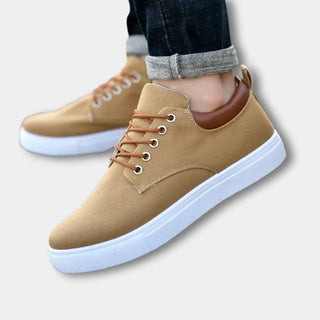 Vapaa-ajan matalavartiset sneakers-kengät kontrastiyksityiskohdilla for Men – Chadwick