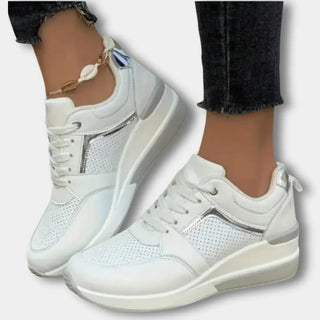 Kiiltävillä yksityiskohdilla viimeistellyt sneakersit for Women – Teresa